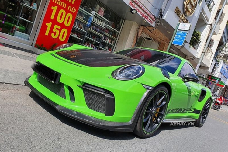 Porsche 911 GT3 RS thế hệ mới có phần nắp ca-pô dài tích hợp hai khe hút gió đặt dọc và nhiều đường gân dập nổi khỏe khoắn, đây là một phần sửa đổi thuộc gói độ TechArt Carbon Sport Package. Ngoài ra, gói nâng cấp còn bao gồm viền hốc gió trước, ốp sườn, viền hốc hút gió bên hông, cánh gió sau và nắp động cơ mới.