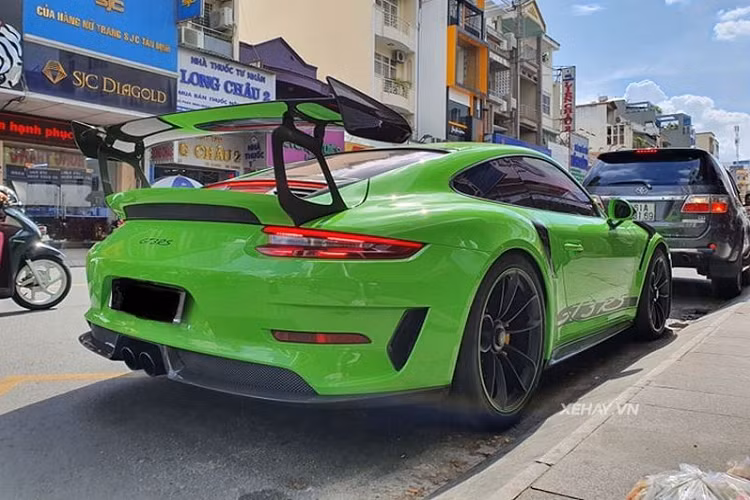 Phần thân xe gây ấn tượng với bộ mâm hợp kim nguyên khối màu Aurum nguyên bản kích thước 20 inch ở phía trước và bánh sau 21 inch, đi kèm lốp mỏng và kẹp phanh màu vàng tương phản. Ốp bệ cửa độc quyền của Porsche cũng là một chi tiết đáng chú ý.