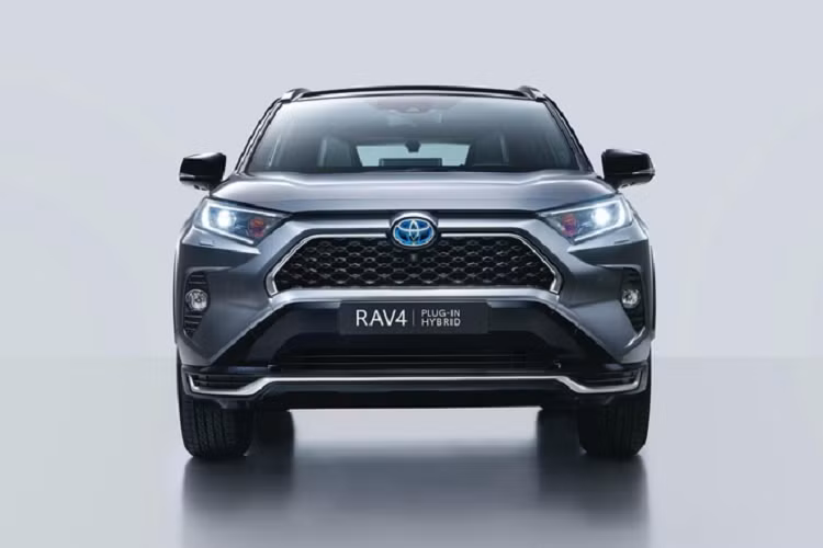 Tại lục địa già, Toyota RAV4 Prime 2021 mới xuất hiện dưới cái tên Toyota RAV4 Plug-in Hybrid. Xe có khoảng cách di chuyển bằng điện 65 km.