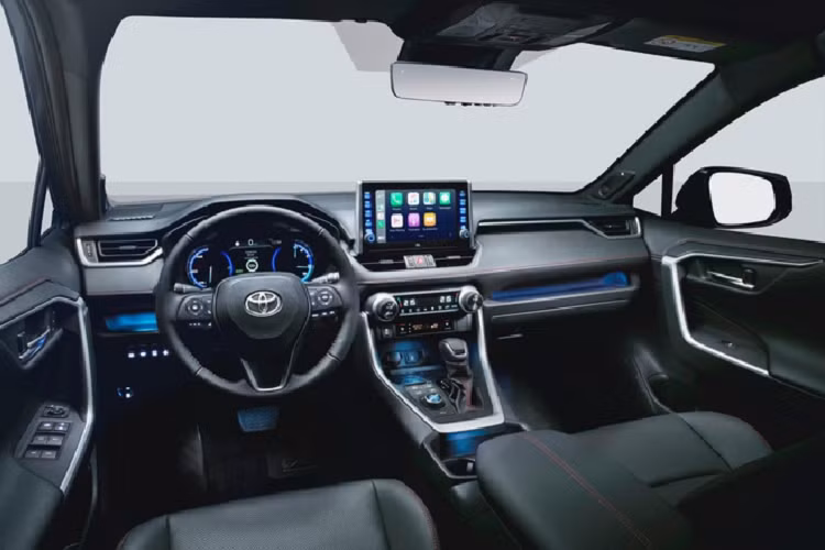 Toyota không tiết lộ công suất pin nhưng nó cho phép di chuyển hơn 65 km. SUV đạt tốc độ tối đa 135 km/h khi sử dụng động cơ điện. Về lý thuyết, khoảng cách này đủ để người dùng có thể di chuyển trong phố hàng ngày mà không cần tới động cơ đốt trong (không tốn xăng).