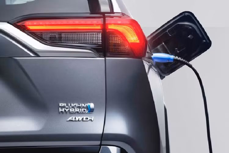 Bản RAV4 plug-in hybrid đầu tiên sử dụng công nghệ hybrid-điện mới nhất của Toyota cho khả năng di chuyển bằng điện vượt trội.