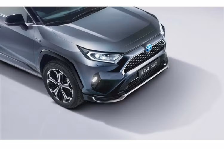 Động cơ xăng 2.5-liter Hybrid Dynamic Force và môtơ điện gắn sau cho công suất kết hợp 302 mã lực. Toyota RAV4 Plug-in Hybrid có thể tăng tốc 0-100 km/h trong 6,2 giây. Phát thải CO2 chưa đến 29 g/km, thấp nhất trong số SUV AWD plug-in hybrid phân khúc D hiện tại.