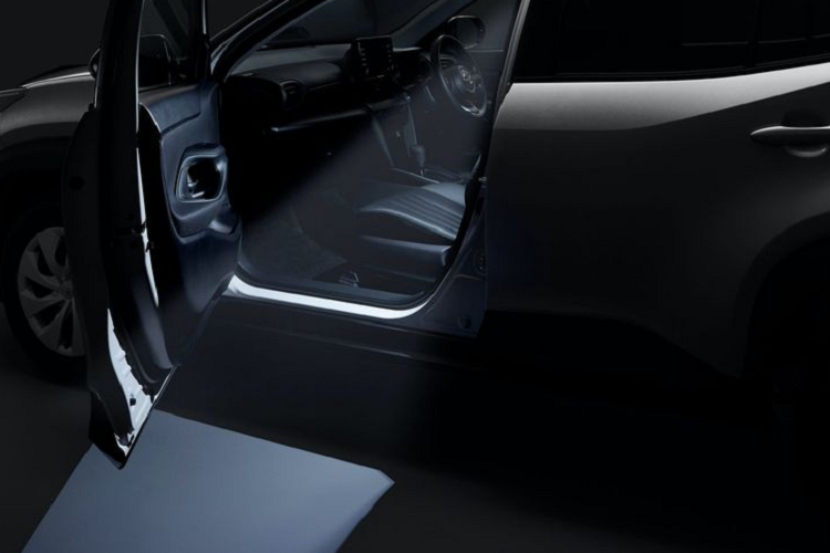 Tuy nhiên, gói Elegant Ice Style sẽ đặc biệt hơn một chút vì được Modellista bổ sung cánh lướt gió trên nóc, trang trí độc đáo trên lưới tản nhiệt phía trước, đuôi xe, gương chiếu hậu và các tay nắm cửa.