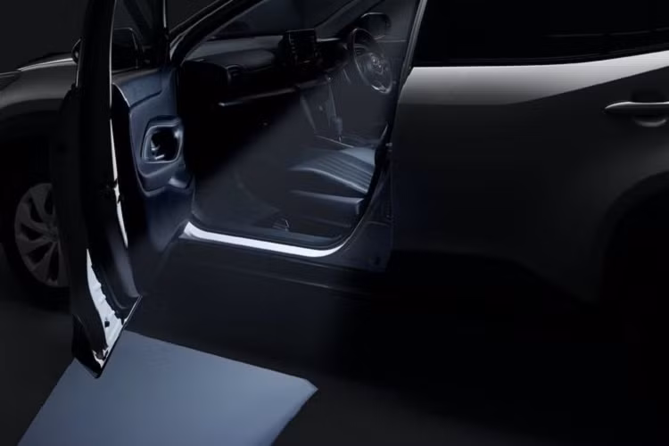 Tuy nhiên, gói Elegant Ice Style sẽ đặc biệt hơn một chút vì được Modellista bổ sung cánh lướt gió trên nóc, trang trí độc đáo trên lưới tản nhiệt phía trước, đuôi xe, gương chiếu hậu và các tay nắm cửa.