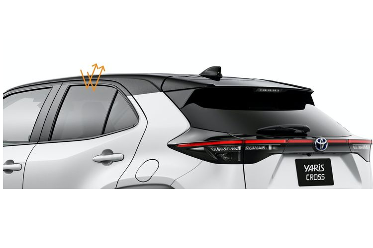 Ngoài ra, Elegant Ice Style còn có nhiều nâng cấp khác cho nội thất của Yaris Cross, bao gồm bảng điều khiển và các bề mặt trang trí bằng crôm sáng và màu đỏ Bordeaux, hệ thống đèn chiếu sáng bổ sung trên bảng điều khiển trung tâm, ốp bệ cửa, đèn LED trong cabin và khu vực chở hàng (có sàn gỗ), thậm chí biển số phía sau cũng có đèn LED chiếu sáng.