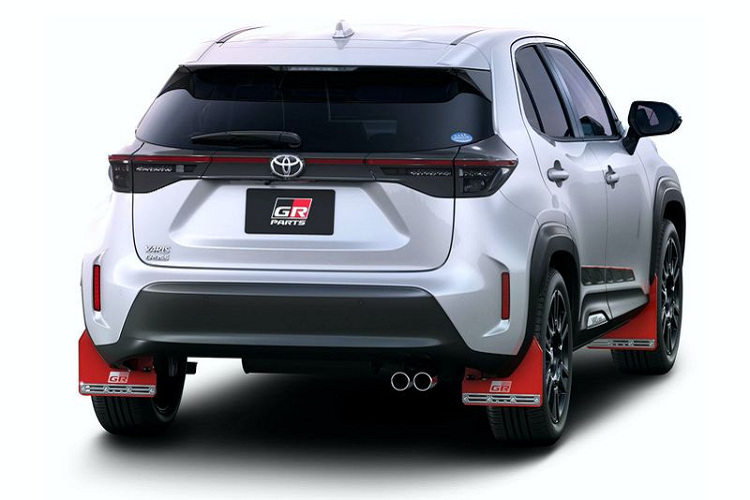 Cụ thể hơn, TRD độ Toyota Yaris Cross mới với một số thành phần từ GR Parts, bao gồm cản trước sửa đổi để nâng cao hiệu suất khí động học, ốp sườn gồ ghề vừa để trang trí lại vừa có chức năng bảo vệ, các tấm chắn bùn đỏ / đen có logo R và bộ giảm thanh thể thao.