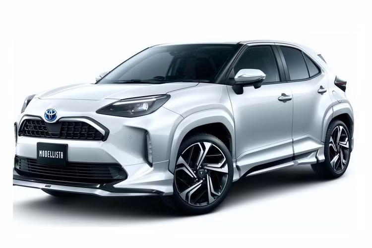 Chưa hết, các bộ phận GR bổ sung cho Yaris Cross cũng gồm mâm xe 18 inch màu đen bóng, bộ bảo vệ tay nắm cửa, bộ ổn định cửa, tấm che nắng, khung biển số carbon và thảm khoang hành lý.