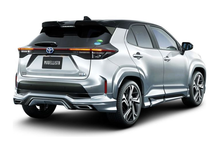 Yaris Cross có hai lựa chọn động cơ gồm máy xăng 1.5L 3 xi-lanh, dẫn động cầu trước hoặc 2 cầu cho công suất 118 mã lực, mô-men xoắn cực đại 145Nm, đi kèm hộp số CVT. Thứ hai là động cơ hybrid kết hợp máy xăng 1.5L và một động cơ điện, cho tổng công suất đạt 171 mã lực, phiên bản này có mức tiêu hao nhiên liệu ở mức 3,2 lít/100 km, được đánh giá là tốt nhất phân khúc.