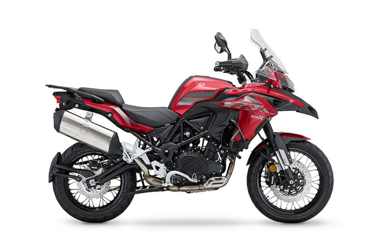 Trước đó, Benelli TRK 502 và TRK 502X 2020 đã được giới thiệu tại triển lãm EICMA 2019. Trong đó phiên bản TRK 502 thiên về Touring, chạy đường dài được trang bị vành đúc cùng bộ tem mới bắt mắt hơn; mặt khác phiên bản TRK 502X được phát triển để chinh phục các cung đường mòn off-road với trang bị vành nan, cùm công tắc có đèn trợ sáng, thiết kế gương chiếu hậu và tay nắm hoàn toàn mới.
