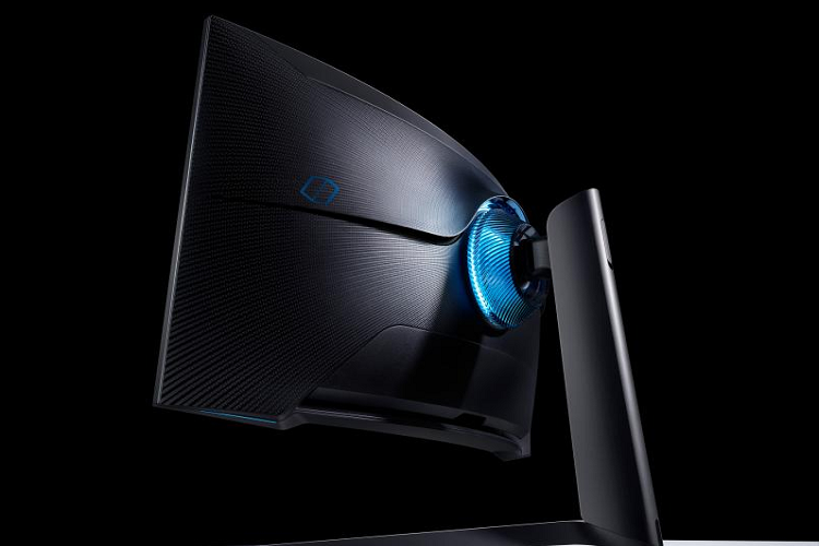 G7 đã được thiết kế lại hoàn toàn với lớp vỏ ngoài màu đen bóng mượt và lõi ánh sáng phía sau thay đổi màu sắc có thể tĩnh hoặc mờ trong quá trình chơi, cũng như thay đổi màu sắc dựa trên sở thích của game thủ. Ngoài ra, G7 sỡ hữu dáng vẻ năng động và ánh sáng cho viền trước của màn hình. Để trải nghiệm đầy đủ G9 và G7, hãy ghé thăm Samsung tại CES tại Hội trường trung tâm (Booth #15006) từ ngày 7-10/1/2020. Màn hình Samsung G9 và G7 sẽ có mặt trên toàn cầu vào đầu quý 2 năm 2020.