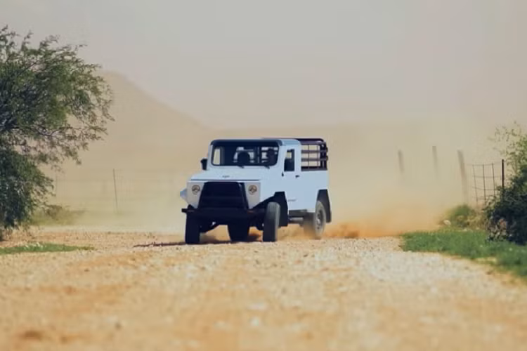 Để đáp ứng nhu cầu trên, chiếc xe bán tải vuông thành góc cạnh này có trang bị một khối động cơ dầu tăng áp dung tích 2.8 lít từ Cummins sản sinh 160 mã lực và 360 Nm mô-men xoắn cực đại, thấp hơn một chút so với một số mẫu xe bán tải Nam Phi khác, nhưng nhà sản xuất có kế hoạch cung cấp một tùy chọn động cơ đặc biệt nữa. Phối hợp với động cơ là hệ dẫn đồng cầu sau hoặc AWD, một hộp số ISF 5 cấp và một bộ vi sai Dana.