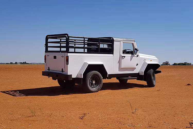 Brandt BRV thế hệ mới có trang bị hệ thống treo làm riêng, và thân vỏ tạo thành từ những tấm thep dày 1,2 – 1,6 mm. Không chỉ vậy, xe còn chạy bằng bộ lốp 35 inch và có khoảng sáng gầm 325 mm, đảm bảo khả năng đi địa hình tốt. Trọng lượng xe là 2.200 kg.