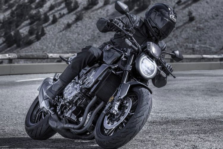 Bên cạnh đó là hệ thống phanh ABS 2 kênh, đèn báo tiêu thụ nhiên liệu hiệu quả ECO, chìa khoá H.I.S.S và tay phanh điều chỉnh 6 cấp độ. Tại Việt Nam, giá xe Honda CB1000R 2020 với mức 468 triệu đồng. Phiên bản đặc biệt của CB1000R là CB1000R Plus Limited Edition được nhập khẩu bởi một vài đơn vị tư nhân và có giá bán gần 500 triệu đồng.