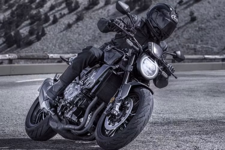 Bên cạnh đó là hệ thống phanh ABS 2 kênh, đèn báo tiêu thụ nhiên liệu hiệu quả ECO, chìa khoá H.I.S.S và tay phanh điều chỉnh 6 cấp độ. Tại Việt Nam, giá xe Honda CB1000R 2020 với mức 468 triệu đồng. Phiên bản đặc biệt của CB1000R là CB1000R Plus Limited Edition được nhập khẩu bởi một vài đơn vị tư nhân và có giá bán gần 500 triệu đồng.