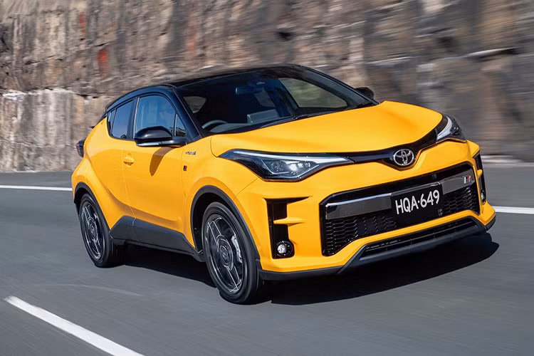 Thông thường, nhóm SUV hạng B không phải là những mẫu xe có kiểu dáng thể thao. Với kiểu dáng lai coupe, Toyota CH-R xứng đáng với danh xưng SUV thể thao. Mới đây, Toyota CH-R 2021 mới tại Australia còn nhận được gói nâng cấp nội ngoại thất đến từ GR Sport.