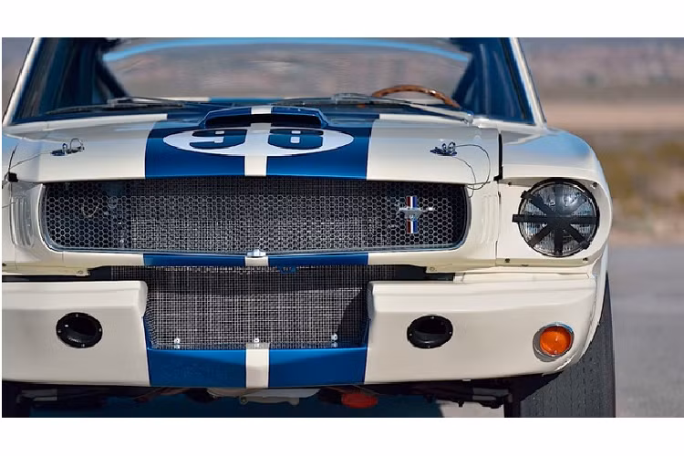 Shelby GT350R cổ điển được sơn trắng (Wimbledon White) kết hợp dải màu xanh chạy dài từ đầu tới cuối xe gợi nhớ tới mẫu Fastback mạnh mẽ nhất thời kỳ đầu.