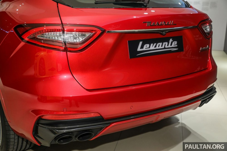 Ốp đuôi xe và viền quanh ống xả nhưng đặc biệt nhất là nắp capô được thiết kế riêng rất độc đáo.