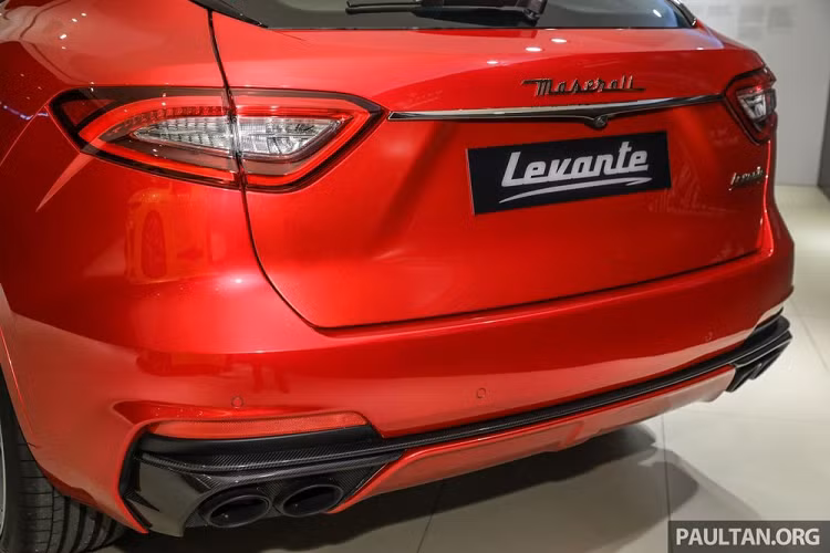 Ốp đuôi xe và viền quanh ống xả nhưng đặc biệt nhất là nắp capô được thiết kế riêng rất độc đáo.