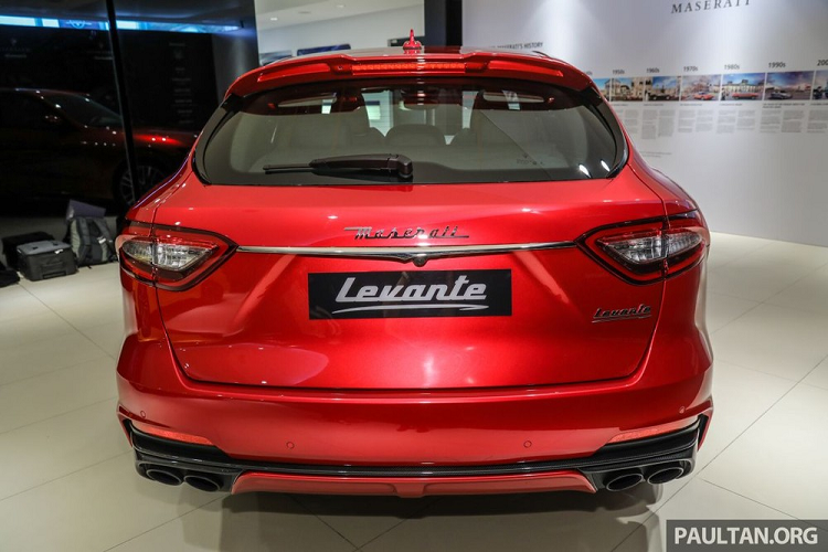 Phiên bản giới hạn Maserati Levante Trofeo Launch Edition không chỉ gây sự chú ý với nước sơn màu xanh mờ Blu Emozione Matte rất cá tính và độc đáo đã có một chiếc xuất hiện tại Việt Nam mà còn có 2 bộ áo độc quyền khác là đỏ Rosso Magma...