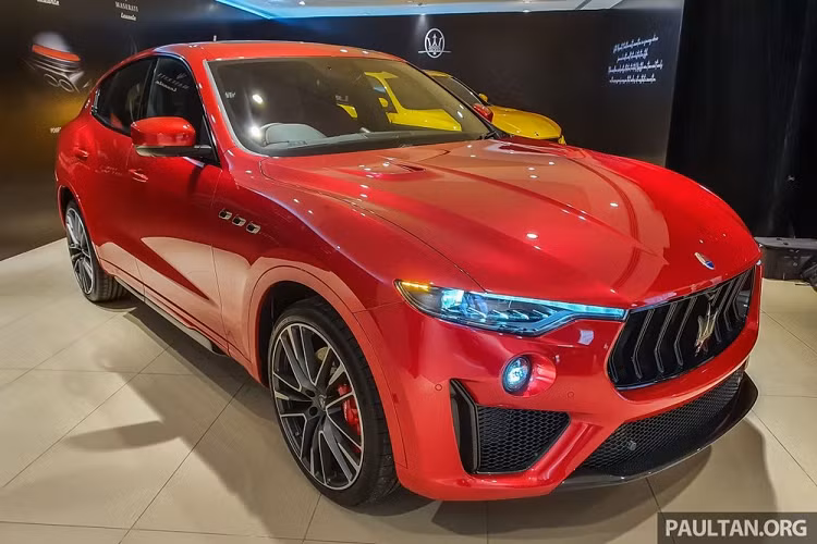 Cách đó hơn 2.500 km, giới nhà giàu Malaysia cũng đã nhận được thông tin về việc mình sẽ được phép mua 3 trên tổng số 100 chiếc Maserati Levante Trofeo Launch Edition mới. Hiện đã có 2 chiếc xe Maserati Levante Trofeo Launch Edition xuất hiện tại đại lý chính hãng Maserati Malaysia, chiếc còn lại sẽ sớm được mang về nước.