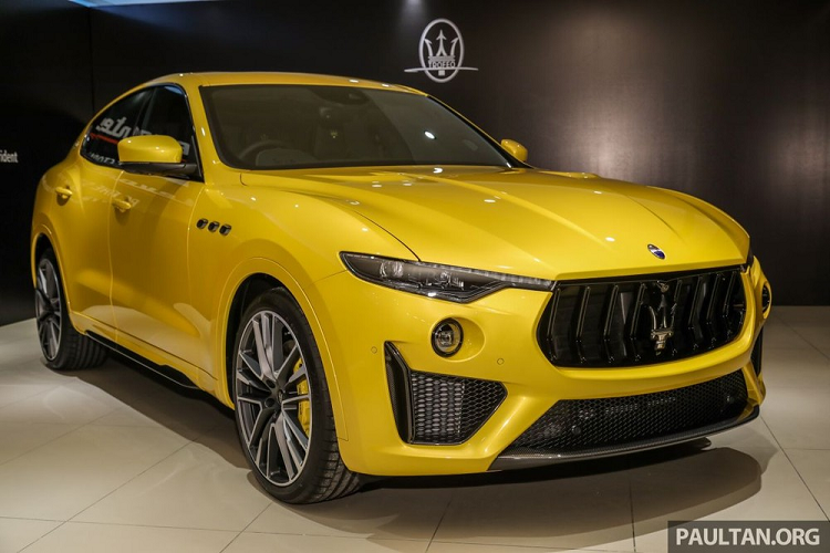 Và màu vàng Giallo Modenese. Dựa trên chiếc SUV hạng sang Maserati Levante Trofeo đã quá nổi tiếng với sức mạnh đáng kinh ngạc, những chiếc Maserati Levante Trofeo Launch Edition còn được nâng cấp nhẹ ở ngoại hình của xe.