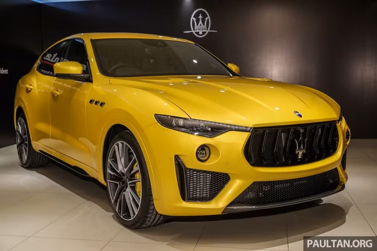 Và màu vàng Giallo Modenese. Dựa trên chiếc SUV hạng sang Maserati Levante Trofeo đã quá nổi tiếng với sức mạnh đáng kinh ngạc, những chiếc Maserati Levante Trofeo Launch Edition còn được nâng cấp nhẹ ở ngoại hình của xe.