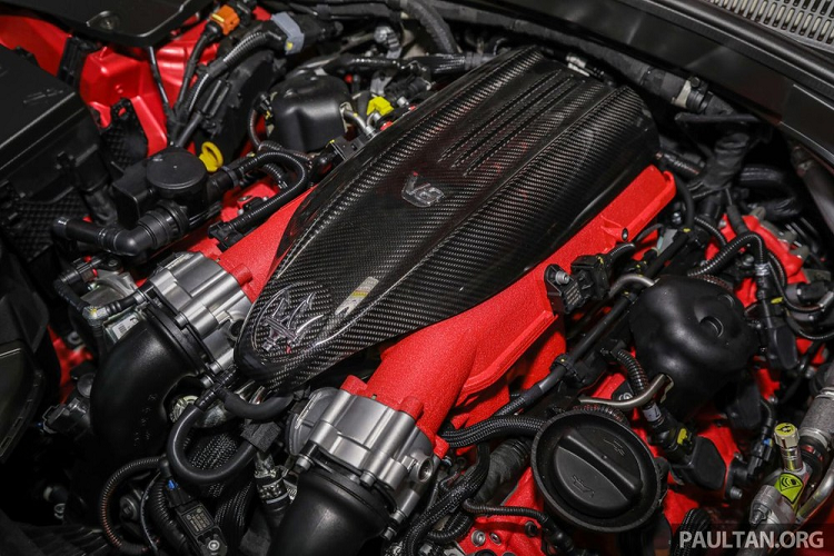 Động cơ kết hợp với hộp số tự động ZF 8 cấp và hệ dẫn động 4 bánh thông minh Q4 Intelligent AWD, nhờ đó, chiếc SUV Maserati Levante Trofeo Launch Edition có khả năng tăng tốc từ vị trí xuất phát lên 100 km/h chỉ trong thời gian 3,9 giây trước khi đạt tốc độ tối đa 304 km/h.