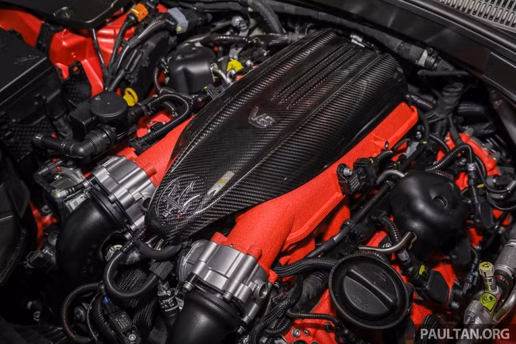 Động cơ kết hợp với hộp số tự động ZF 8 cấp và hệ dẫn động 4 bánh thông minh Q4 Intelligent AWD, nhờ đó, chiếc SUV Maserati Levante Trofeo Launch Edition có khả năng tăng tốc từ vị trí xuất phát lên 100 km/h chỉ trong thời gian 3,9 giây trước khi đạt tốc độ tối đa 304 km/h.