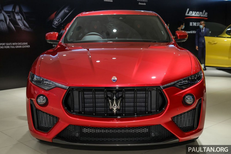 Vừa mới đây thôi, giới mê xe tại Việt Nam đã đón nhận một cặp xe Maserati Levante Trofeo chính hãng được mang về nước. Và khá thú vị là ngoài một chiếc Maserati Levante Trofeo màu vàng của đại gia Minh Nhựa thì còn có một chiếc Maserati Levante Trofeo thuộc phiên bản siêu hiếm đó chính là Launch Edition chỉ được sản xuất 100 chiếc trên toàn thế giới xuất hiện tại dải đất hình chữ S.