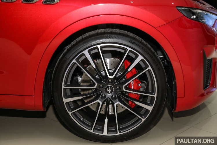 Để tương xứng với ngoại hình có nhiều sự nâng cấp đáng giá, Maserati Levante Trofeo Launch Edition còn sử dụng bộ vành Orione kích thước 22 inch sơn mờ hoặc màu đen bóng tuỳ theo lựa chọn của khách hàng. Đi cùng bộ mâm này là các kẹp phanh có màu vàng, xanh hoặc đỏ tương ứng với ngoại thất xe. Nếu không thích "tông xuyệt tông" ngoại thất, các khách hàng có thể lựa chọn kẹp phanh màu bạc.