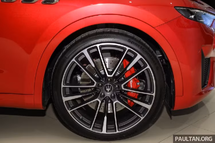 Để tương xứng với ngoại hình có nhiều sự nâng cấp đáng giá, Maserati Levante Trofeo Launch Edition còn sử dụng bộ vành Orione kích thước 22 inch sơn mờ hoặc màu đen bóng tuỳ theo lựa chọn của khách hàng. Đi cùng bộ mâm này là các kẹp phanh có màu vàng, xanh hoặc đỏ tương ứng với ngoại thất xe. Nếu không thích "tông xuyệt tông" ngoại thất, các khách hàng có thể lựa chọn kẹp phanh màu bạc.