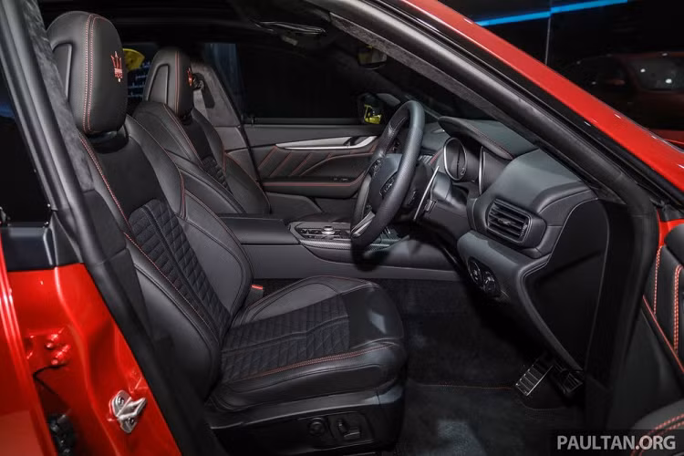 Bên trong khoang lái của Maserati Levante Trofeo Launch Edition có ghế ngồi thể thao bọc da “Pieno Fiore” đi kèm với đường chỉ may màu đối lập và logo Trofeo thêu trên tựa đầu ghế ngồi đồng màu với ngoại thất. Nhiều chi tiết bên trong khoang lái như bệ cần số, phần ốp bảng táp-lô hay thành cửa bằng sợi carbon.