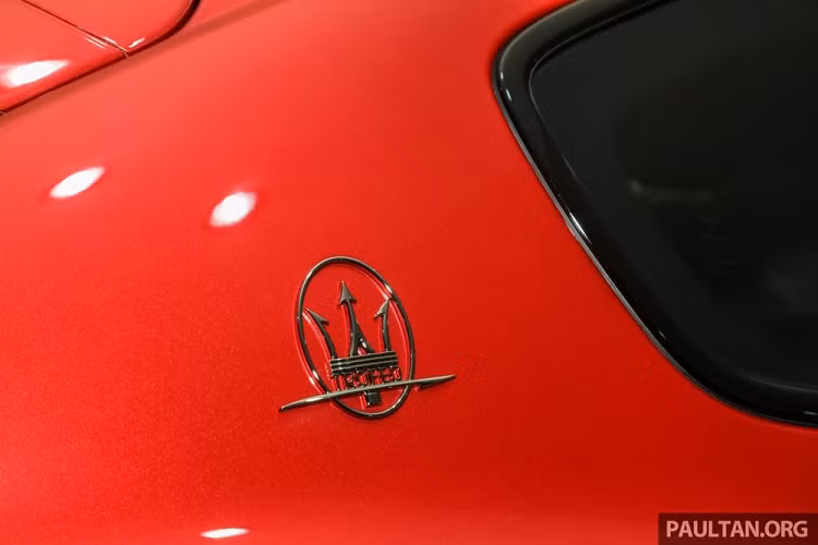 Phiên bản Maserati Levante Trofeo Launch Edition chỉ có 100 chiếc được sản xuất trên toàn thế giới cũng có logo Trofeo bên sườn xe.