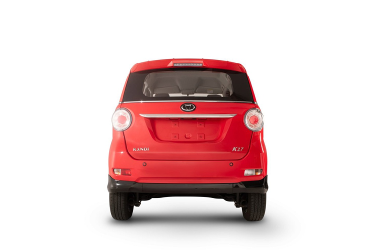 Là mẫu xe điện giá rẻ, Kandi K27 không quá chú trọng về kiểu dáng. Do đó, thiết kế của K27 khá lỗi thời, đèn pha và đèn hậu dạng tròn. Xe có kích thước tương đối nhỏ, các số đo dài x rộng x cao lần lượt là 3.459 x 1.469 x 1.615 (mm), chiều dài cơ sở đạt 2.545 mm.