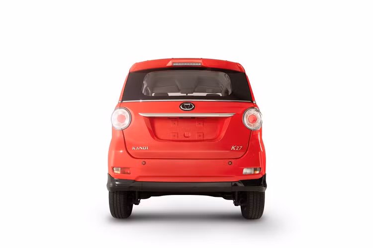 Là mẫu xe điện giá rẻ, Kandi K27 không quá chú trọng về kiểu dáng. Do đó, thiết kế của K27 khá lỗi thời, đèn pha và đèn hậu dạng tròn. Xe có kích thước tương đối nhỏ, các số đo dài x rộng x cao lần lượt là 3.459 x 1.469 x 1.615 (mm), chiều dài cơ sở đạt 2.545 mm.