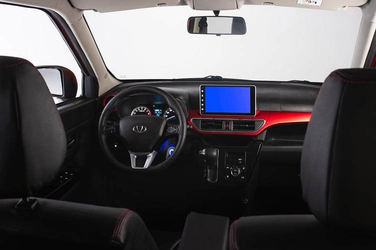 Nội thất của xe đơn giản với vô-lăng 3 chấu, bảng đồng hồ analog và màn hình thông tin giải trí cảm ứng kích thước 9 inch.
