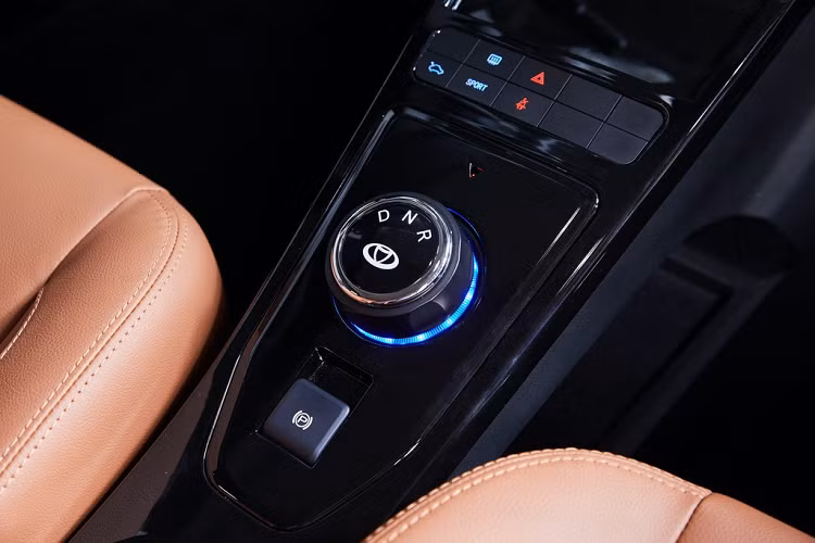 "Xe điện sẽ trở thành phương tiện hữu ích trong tương lai vì nó mang lại lợi ích kinh tế cho người sở hữu và bảo vệ môi trường. Tuy nhiên, nhiều người thường phân vân khi quyết định sở hữu một chiếc xe điện. Các mẫu xe điện hiện nay thường có giá đắt đỏ và không thực dụng cho đời sống hàng ngày. Với Kandi, những chiếc xe điện sẽ trên nên gần gũi với mọi người hơn, bắt đầu từ mức giá phải chăng", CEO Johnny Tai của Kandi America cho hay.