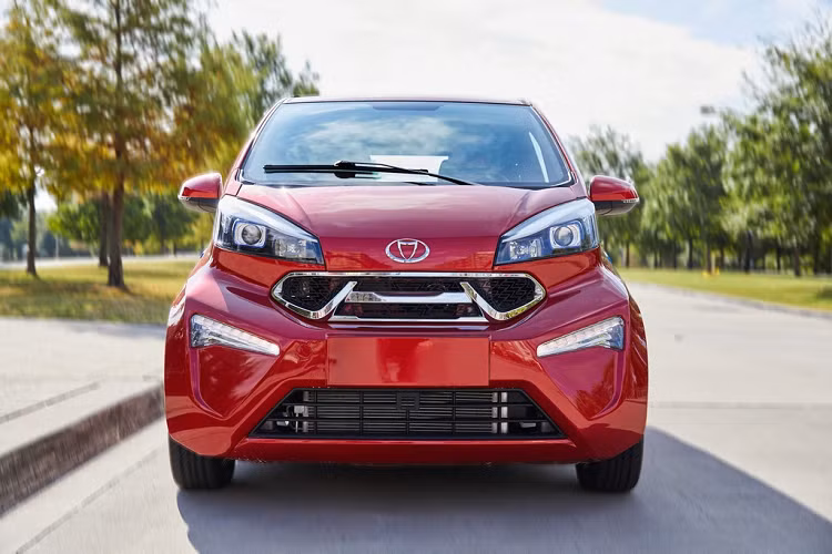 Cao cấp hơn K27 là chiếc Kandi K23. Xe được trang bị gói pin 41,4 kWh, cung cấp khả năng di chuyển lên đến 290 km. K23 có giá niêm yết là 29.999 USD và giảm xuống còn 22.499 USD sau khi giảm trừ thuế ưu đãi.