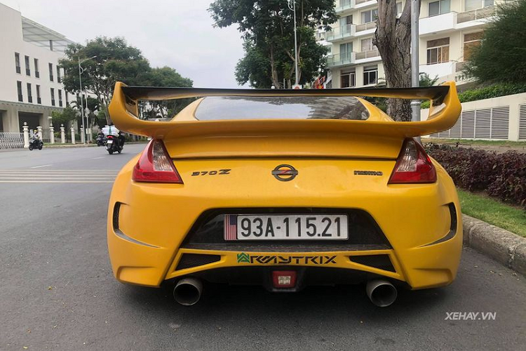 370Z có chiều dài cơ sở 2.550 mm, tổng chiều dài 4.240 mm, thân xe được sử dụng vật liệu nhẹ để giảm trọng lượng