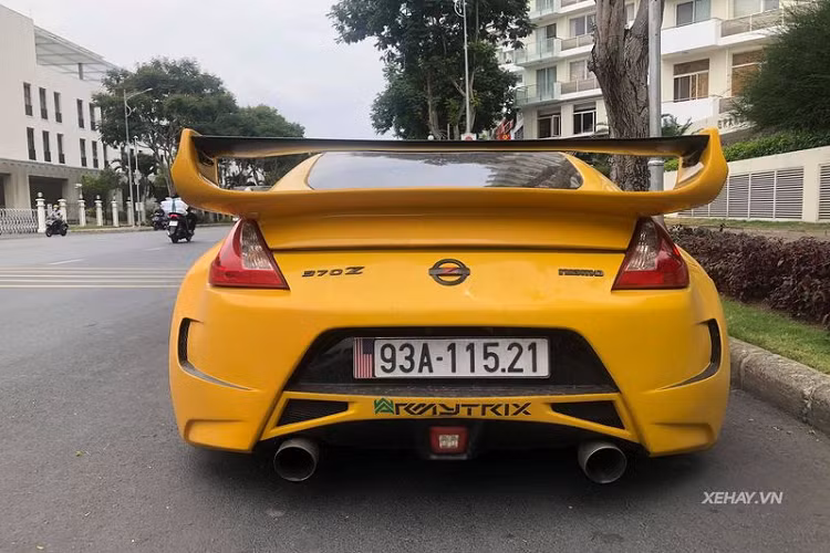 370Z có chiều dài cơ sở 2.550 mm, tổng chiều dài 4.240 mm, thân xe được sử dụng vật liệu nhẹ để giảm trọng lượng