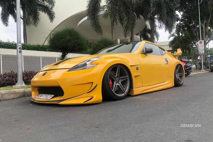 Bản độ Nissan 370Z trong bài viết sở hữu một số chi tiết khá bắt mắt như bộ cản trước/sau mô phỏng mẫu body-kit Vestito của nhà độ Amuse Powerhouse, Nhật Bản. Bộ mâm Vorsteiner 5 chấu kép cỡ lớn cùng phần gầm được hạ thấp sát xuống mặt đường.