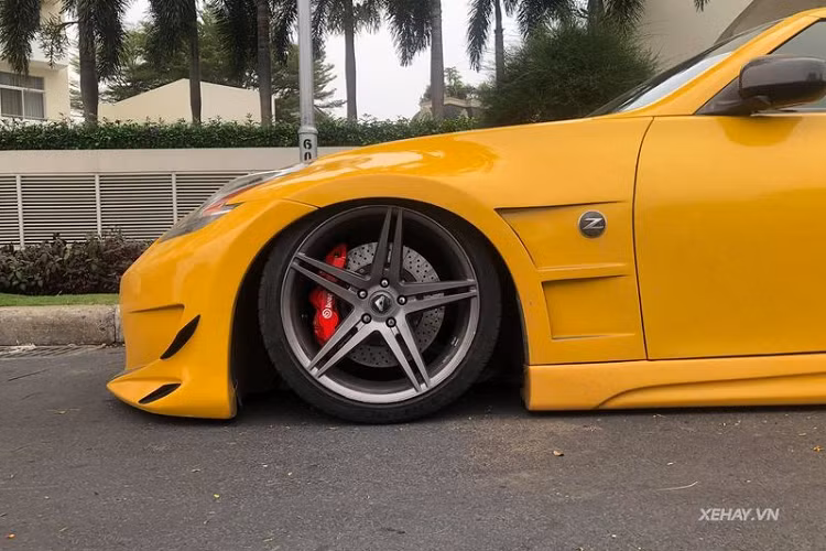 Nissan 370Z thế hệ thứ 6 sở hữu những đường nét thiết kế rất cá tính và mang đậm tinh thần thể thao. Trong đó, cụm đèn pha hình mũi tên truyền thống trên xe Nissan, chiếu sáng bằng các bóng LED và đèn xi-nhan Halogen. Hệ thống đèn được làm mới và vuốt nhọn lên phía trên, cản trước, ốp sườn hai bên và cản sau cũng được tạo hình uốn lượn hơn so với mẫu 350Z.