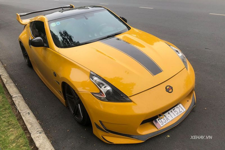 Hiện tại, chiếc xe thể thao Nissan 370Z trong bài viết này thuộc sở hữu của một dân chơi tại tỉnh Bình Phước và thuộc thế hệ thứ 6 của dòng xe Z-Car huyền thoại, sản xuất năm 2018. Để gia tăng thêm vẻ cá tính và nổi bật, chủ xe đã độ lại nhiều chi tiết một cách bài bản, mang tới cảm giác mạnh mẽ hơn đáng kể so với nguyên bản.