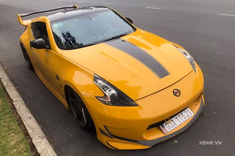 Hiện tại, chiếc xe thể thao Nissan 370Z trong bài viết này thuộc sở hữu của một dân chơi tại tỉnh Bình Phước và thuộc thế hệ thứ 6 của dòng xe Z-Car huyền thoại, sản xuất năm 2018. Để gia tăng thêm vẻ cá tính và nổi bật, chủ xe đã độ lại nhiều chi tiết một cách bài bản, mang tới cảm giác mạnh mẽ hơn đáng kể so với nguyên bản.
