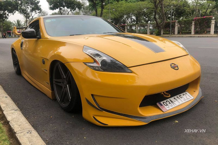 Về truyền động, Nissan 370Z nguyên bản được trang bị khối động cơ V6 3.7L hút khí tự nhiên, cho ra công suất tối đa 332 mã lực và 365 Nm mô-men xoắn. Đi kèm với đó là hệ dẫn động cầu sau và hộp số tự động 7 cấp.