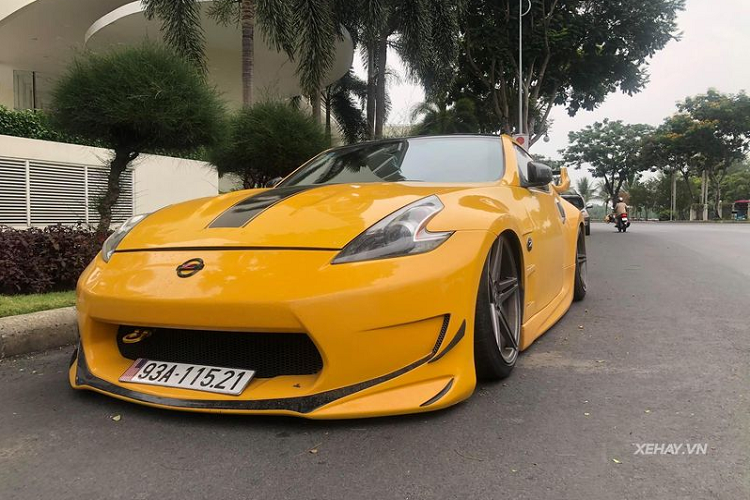 Đuôi gió phía sau của chiếc Nissan 370Z độ khủng được nhắc đến trong bài đã được thay thế, đem lại cảm giác thể thao và mạnh mẽ hơn. Đặc biệt, bộ ống xả kép nguyên bản của xe vẫn được giữ lại