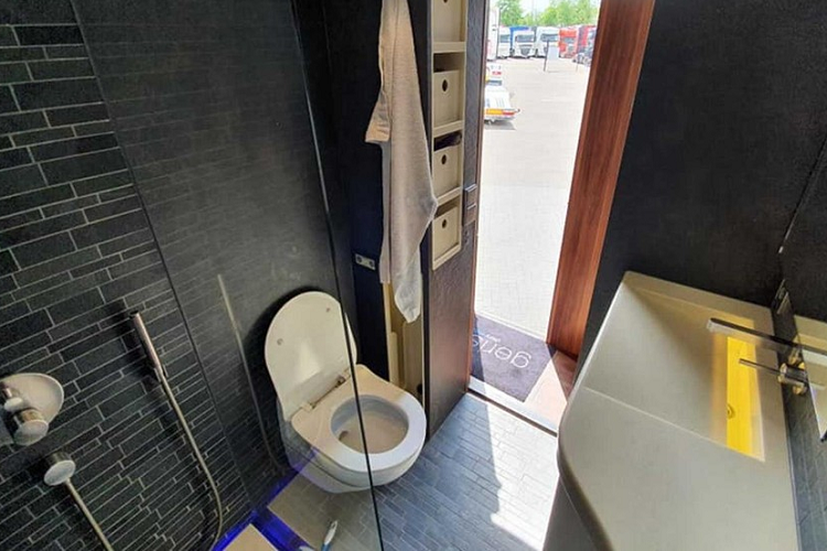 Mọi thứ còn trở nên xa hoa và hoành tráng hơn nữa khi nhìn vào không gian phía sau. Cụ thể, chiếc xe có lắp đặt buồng trượt kép lớn mà giúp mở rộng khu vực bếp và sinh hoạt, qua đó gia tăng đáng kể không gian nội thất. Nhờ thế, chiếc Scania này có sở hữu một nhà bếp đầy đủ tiện nghi với bếp từ 4 ô, một bồn rửa cỡ lớn kèm lò nướng, và một combo tủ lạnh/tủ đông dung tích 185 lít. Khu vực sinh hoạt có trang bị một ghế sofa lớn và một chiếc TV màn hình phẳng cỡ 32 inch – một trong ba chiéc TV trong xe.