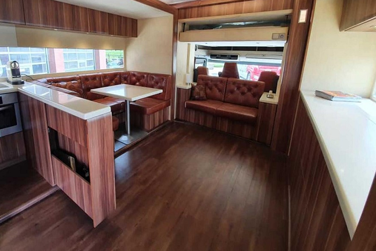 Tuy nhiên ngoại trừ phần đầu xe tải đó ra, phía sau là một mái nhà với thân nhỏ bằng nhôm có đủ không gian cho ba phòng ngủ, một phòng tắm lớn, và thậm chí một garage kèm phân xưởng. Chiếc Scania RV đặc biệt này đang được chào bán và giới thiệu sơ lược trên Facebook bởi một công ty mang tên VAEX The Truck Traders có trụ sở tại Hà Lan. Đáng tiếc là VAEX không cung cấp mức giá cụ thể cho chiếc xe, nhưng không bất ngờ nếu nó rất đắt.