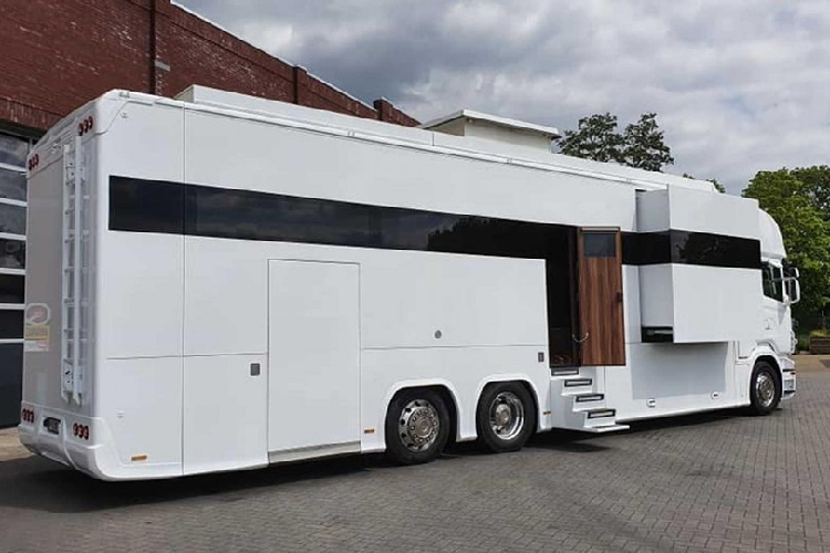 Ở phía đuôi của chiếc RV là một garage, và cho dù chúng ta không có hình ảnh cụ thể ở đây, nó được lắp một bàn làm việc với một số bộ công cụ cơ khí và một tủ lạnh nhỏ riêng biệt. Khu vực này cũng có bồn rửa và một vòi nước để tắm ngoài trời, hoặc để rửa bùn đất trên sàn. Một chiếc máy giặt và máy sấy cũng được chuẩn bị sẵn để giặt quần áo, và bạn sẽ còn tìm thấy một máy nén khí tích hợp trong với bình dung tích 15,8 lít.