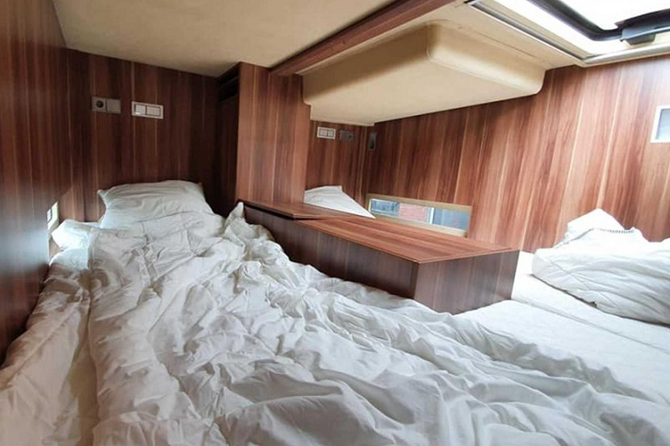 Nhà sản xuất không chia sẻ rõ chi tiết về hệ thống phòng ngủ, nhưng chiếc xe ít nhất là có một phòng ngủ lớn cũng như một phòng ngủ nhỏ riêng biệt cho trẻ em mà có lắp đặt TV và một máy chơi game PS riêng. Tất cả mọi người đều sử dụng chung một phòng tắm lớn mà được lát đá và lắp đặt một vòi tắm hoa sen đứng và toilet xả nước tiêu chuẩn.